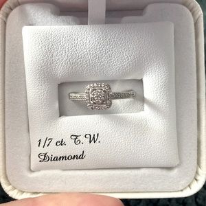 1/7 ct. T.W. Diamond engagement ring